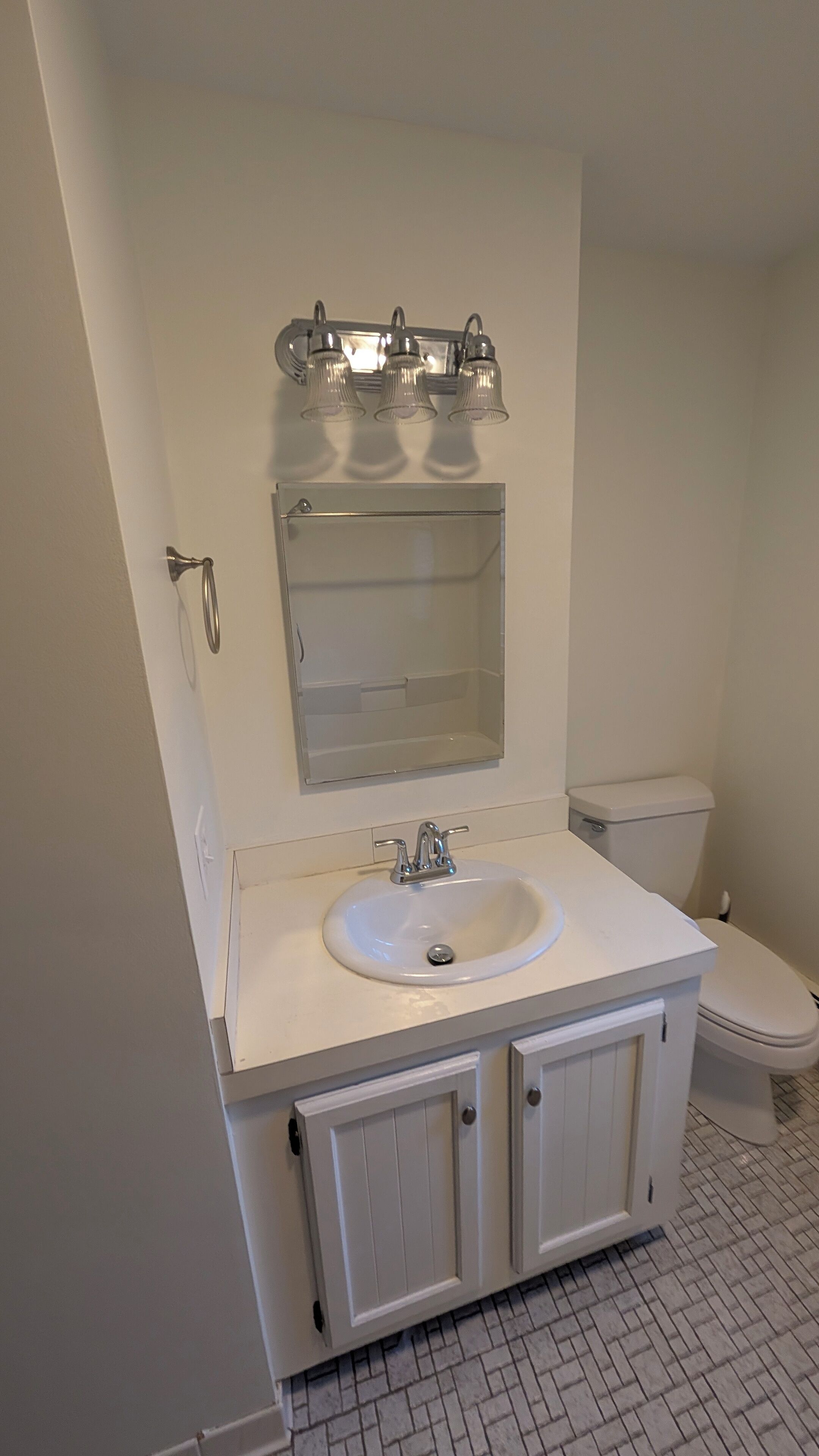 Suihku, hiustenkuivaaja, pyyhkeet, saippua