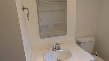 Suihku, hiustenkuivaaja, pyyhkeet, saippua