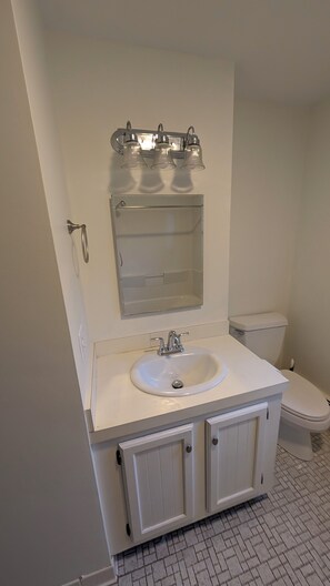 Suihku, hiustenkuivaaja, pyyhkeet, saippua