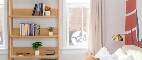 Tabla de planchar con plancha, wifi y ropa de cama