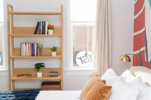 Pint-Sized on Poplar - Contemporary Cambridge Apartment Across from RAR Brewing