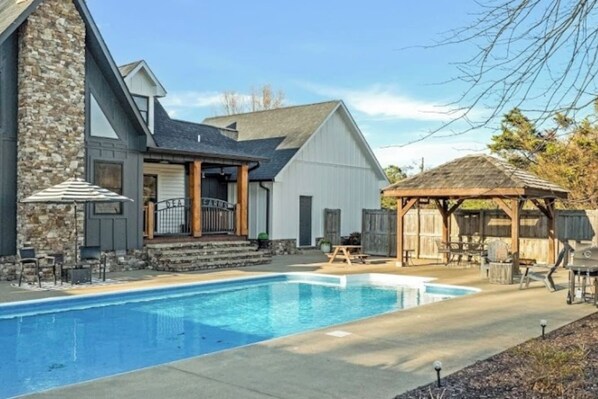 Unclassified image, 1 of 29, button - Ramblers Rest with Pool (Fort Payne)