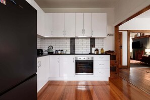 Fridge, microwave, oven, stovetop - Art Deco Home - Walk to Manubread and Star Cinema (Invermay)