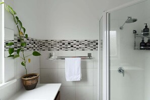 Hair dryer, towels, soap, shampoo - Art Deco Home - Walk to Manubread and Star Cinema (Invermay)