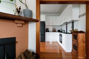 Fridge, microwave, oven, stovetop - Art Deco Home - Walk to Manubread and Star Cinema (Invermay)