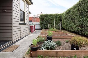 Property grounds - Art Deco Home - Walk to Manubread and Star Cinema (Invermay)