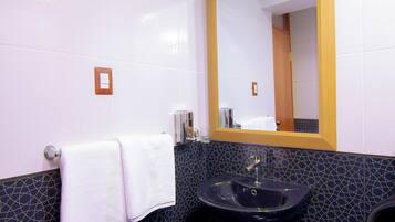 Dusj, bidé, håndklær og toalettpapir