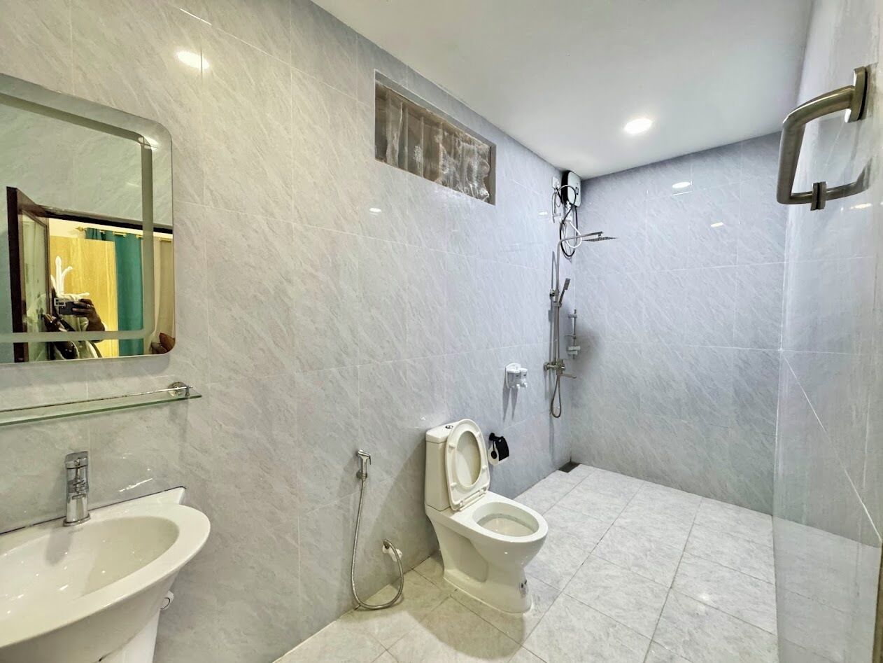 Comfort Double Room | Bathroom | Hair dryer, soap, shampoo, toilet paper