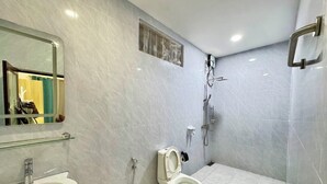 Un bagno moderno con servizi igienici, lavandino e doccia.