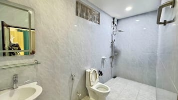 Comfort Double Room | Bathroom | Hair dryer, soap, shampoo, toilet paper