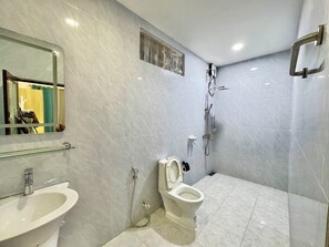 ห้องคอมฟอร์ทดับเบิล | ห้องน้ำ | ไดร์เป่าผม (มีให้บริการตามคำขอ), สบู่, ยาสระผม, กระดาษชำระ