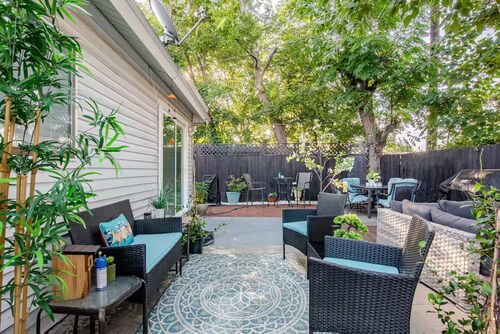 Downtown Jewel + Backyard Oasis [Casa Tranquila]