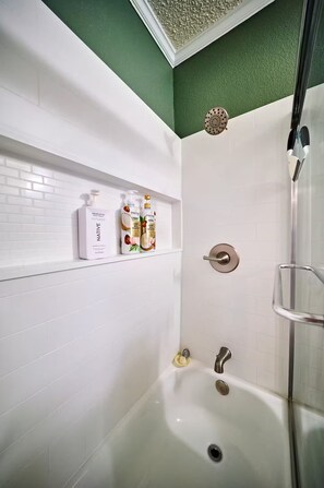 Shower, hair dryer, towels, soap - Downtown Jewel + Backyard Oasis [Casa Tranquila] (San Antonio)