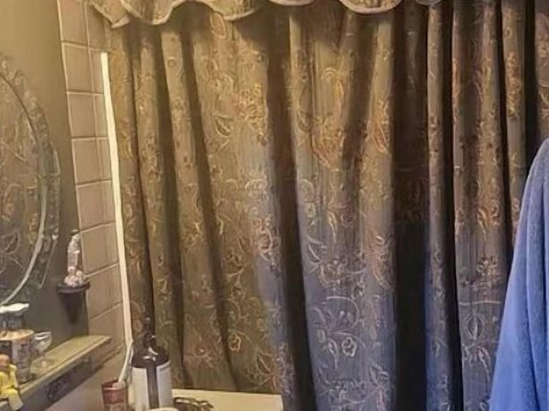 Secador de cabelo, toalhas de banho, sabonete, papel higiênico