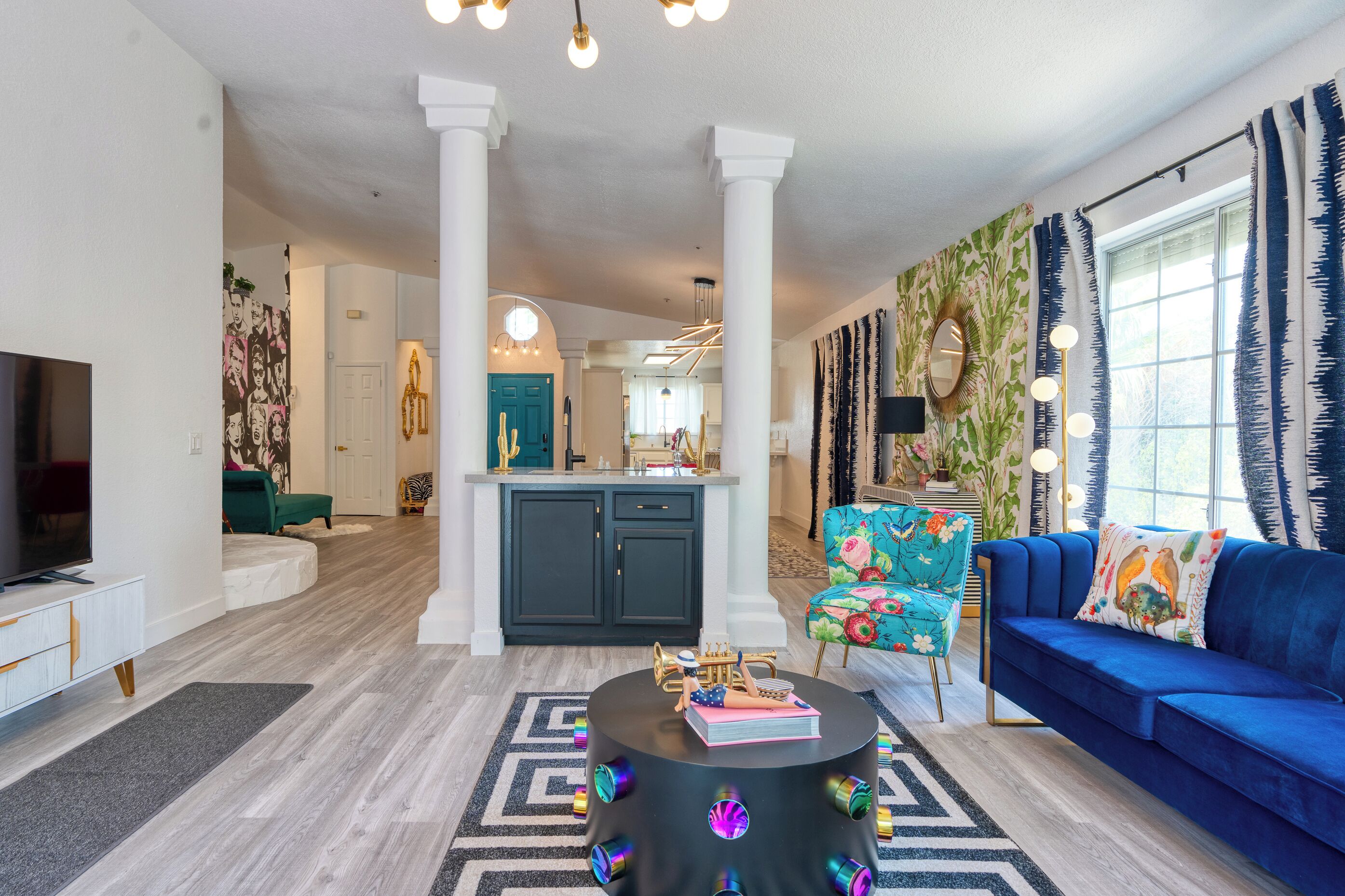 智能电 视、壁炉、电子游戏