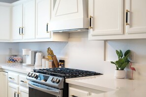 Fridge, microwave, oven, stovetop - Hollywood Inspired Pool, Spa, Gold home near Palm Springs (Desert Hot Springs)