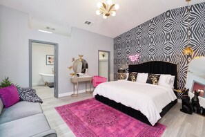 3 bedrooms, iron/ironing board, WiFi, bed sheets - Hollywood Inspired Pool, Spa, Gold home near Palm Springs (Desert Hot Springs)