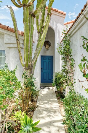 Exterior detail - Hollywood Inspired Pool, Spa, Gold home near Palm Springs (Desert Hot Springs)