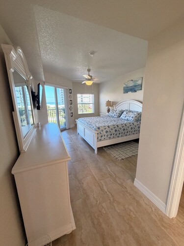 Ocean Walk Condo: Classy Beachy Retreat in charming New Smyrna Beach