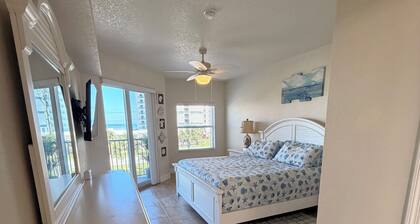 Ocean Walk Condo: Classy Beachy Retreat in charming New Smyrna Beach