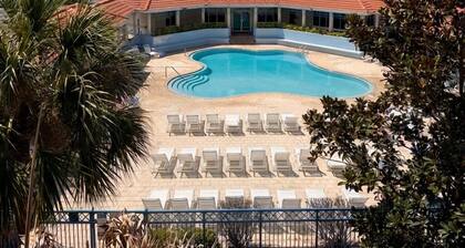 Ocean Walk Condo: Classy Beachy Retreat in charming New Smyrna Beach