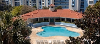 Ocean Walk Condo: Classy Beachy Retreat in charming New Smyrna Beach