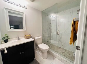 Shower, towels, soap, toilet paper - Luxury Studio Suite in the heart of city with private entrance & free parking (Toronto)
