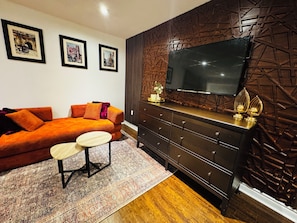 Smart TV - Luxury Studio Suite in the heart of city with private entrance & free parking (Toronto)