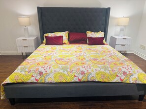 1 bedroom, iron/ironing board, WiFi, bed sheets - Luxury Studio Suite in the heart of city with private entrance & free parking (Toronto)