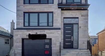 Luxury Studio Suite in the heart of city with private entrance & free parking