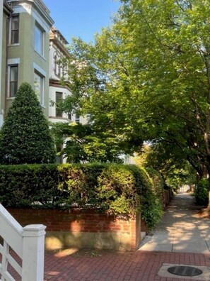 Property grounds - Two-Level DC Urban Sanctuary — Roomy, Bright, and Modern (Washington)
