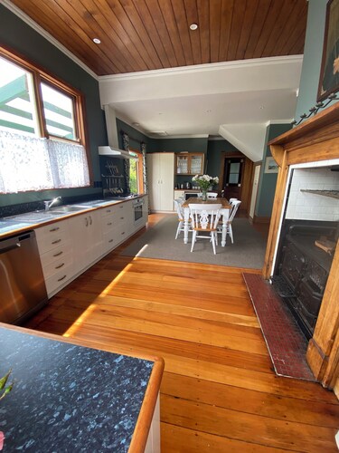 Trevelmond 5 bedroom villa ,only a few minutes walk to Havelock North village.