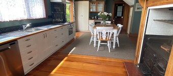 Trevelmond 5 bedroom villa ,only a few minutes walk to Havelock North village.