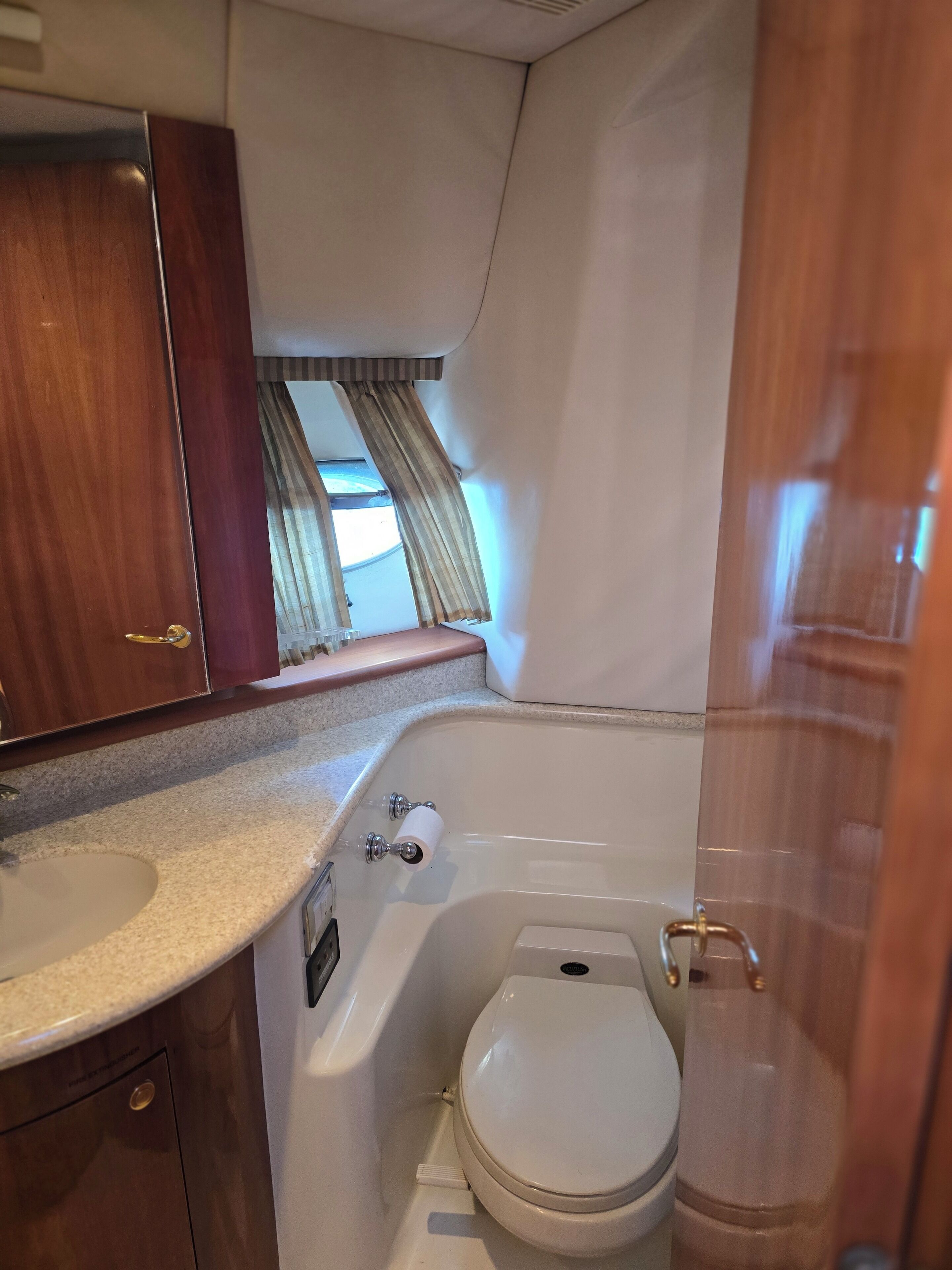 Regadera, toallas, jabón, papel de baño 