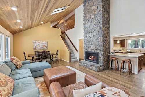 9 Salishan - Gorgeous, Hot Tub, Sharc Location!