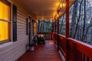 Terrace/patio - 3-bedroom cabin in adorable Maggie Valley with AC (Maggie Valley)
