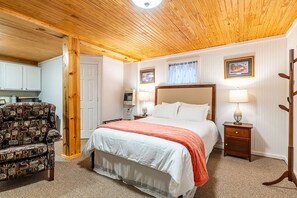 4 bedrooms, WiFi, bed sheets - 3-bedroom cabin in adorable Maggie Valley with AC (Maggie Valley)