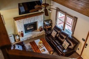 TV, fireplace - 3-bedroom cabin in adorable Maggie Valley with AC (Maggie Valley)