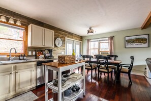 Dining - 3-bedroom cabin in adorable Maggie Valley with AC (Maggie Valley)