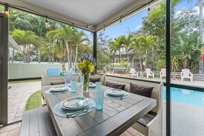 Outdoor dining - Private Palm Harbor Home H/Pool, Hot Tub, Tiki Bar, Putting Green and More! (Palm Harbor)