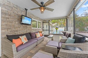 Smart TV - Private Palm Harbor Home H/Pool, Hot Tub, Tiki Bar, Putting Green and More! (Palm Harbor)