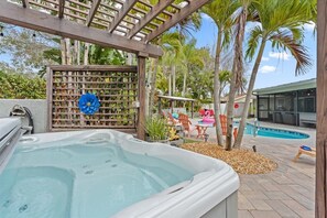 Terrace/patio - Private Palm Harbor Home H/Pool, Hot Tub, Tiki Bar, Putting Green and More! (Palm Harbor)