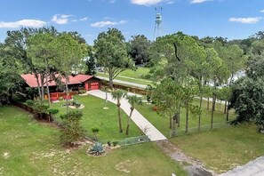 Property grounds - 3 bdrm Lakefront home in Dundee, FL. 7m to Lego Land, 28m to Disney Wild Kingdom (Dundee)