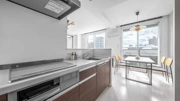 Căn hộ | Bếp riêng | Tủ lạnh, lò vi sóng, bếp nấu, dụng cụ nấu nướng/bát dĩa/dao nĩa