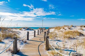 On the beach - 8BR Beach House, Sweeping Direct Gulf Views, Sleeps 20, Steps to Sand, 7 Pools (Gulf Shores)