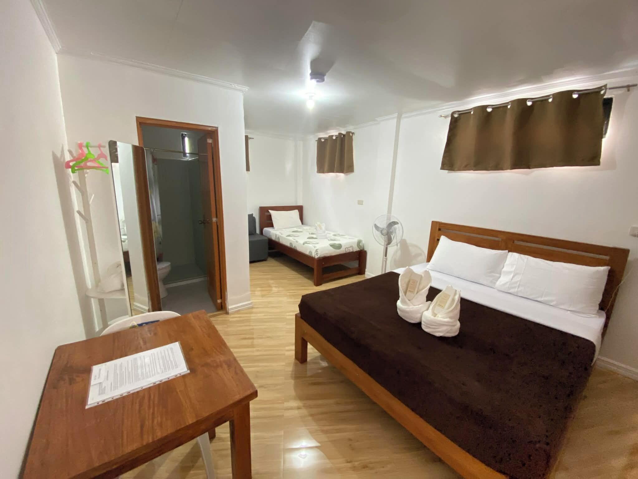 Tripla Standard | Una scrivania, postazione laptop, Wi-Fi gratuito