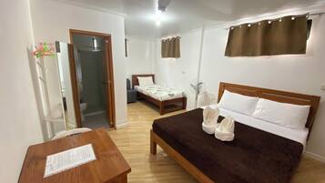 Tripla Standard | Una scrivania, postazione laptop, Wi-Fi gratuito