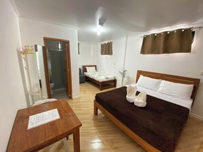 Escritorio, espacio para trabajar con laptop y wifi gratis 