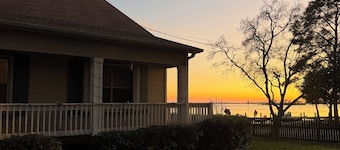 2-bedroom waterfront bed & breakfast in lovely Perdido Key with private dock
