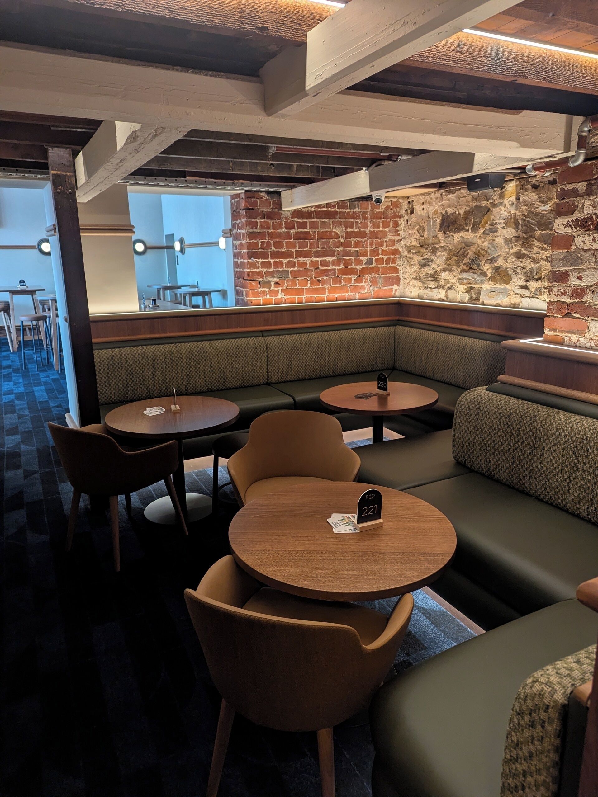 2 bars/lounges